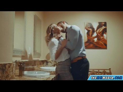 ❤️ Ke hoʻowalewale ʻia ʻoe e kahi blonde busty i kahi lumi hoʻomaha ākea ❤️❌ Fucking video  ia makou ❌️❤